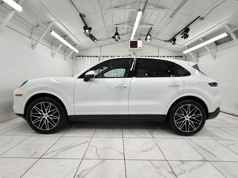 Certified 2024 Porsche Cayenne AWD/4WD image 2