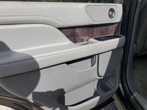 Used 2019 Lincoln Navigator Select image 9