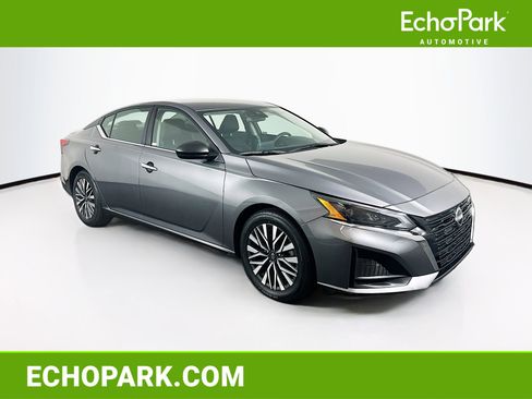 Used 2024 Nissan Altima 2.5 SV image 1