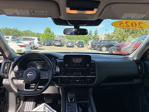 Used 2025 Nissan Pathfinder SV AWD/4WD image 14