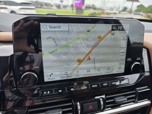 Used 2025 Nissan Pathfinder Platinum FWD image 10