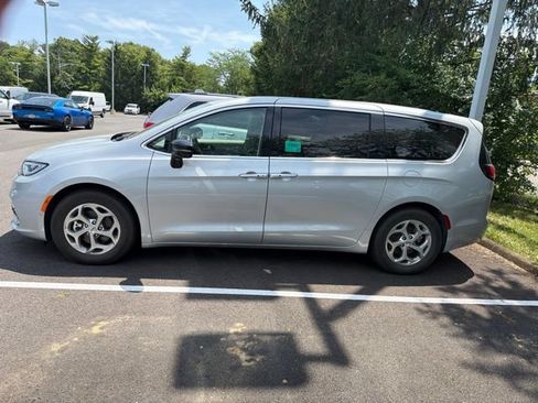 Used 2024 Chrysler Pacifica Limited FWD image 3