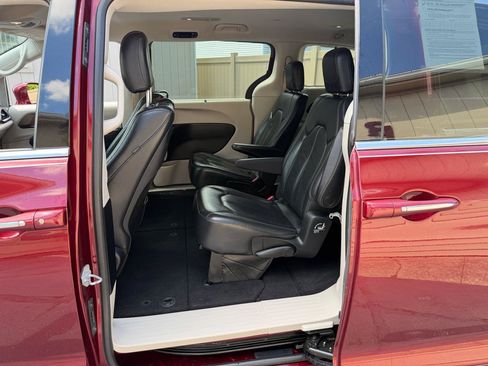 Used 2017 Chrysler Pacifica Touring-L Plus FWD image 13