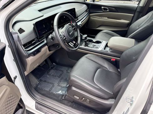 Used 2025 Kia Carnival FWD image 22