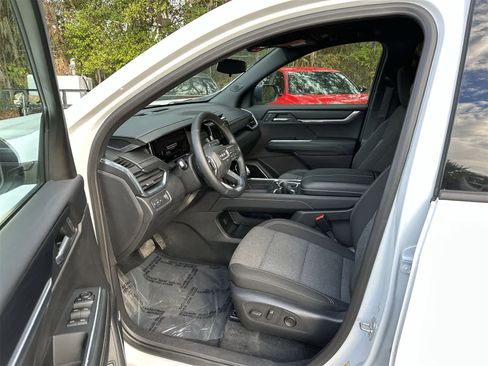 Used 2025 GMC Acadia Elevation image 2