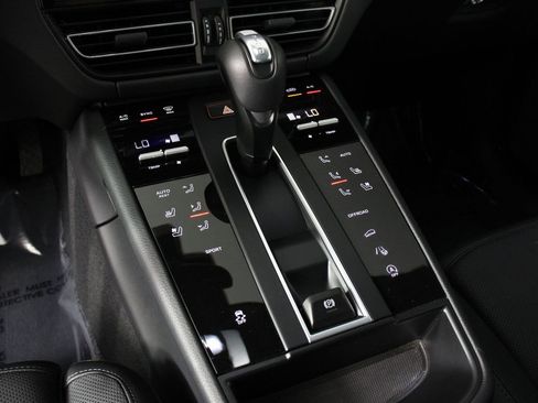 Certified 2026 Porsche Macan AWD/4WD image 18