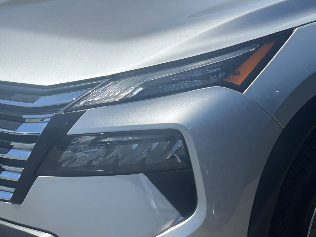 Used 2025 Nissan Rogue SV AWD/4WD image 9