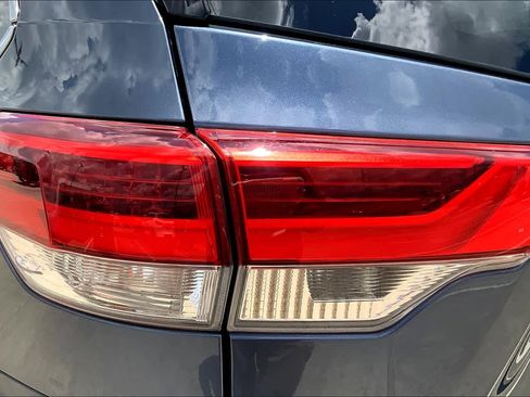 Used 2017 Toyota Highlander XLE image 28