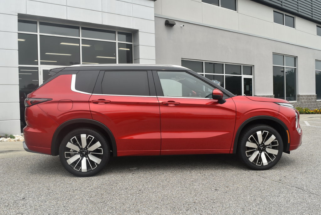 New 2025 Mitsubishi Outlander AWD image 2