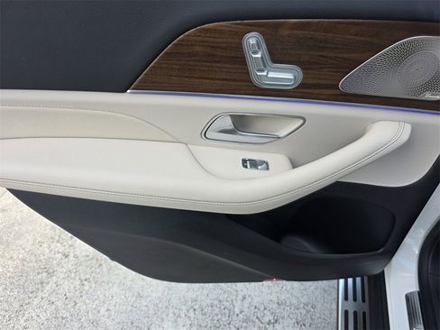 Used 2025 Mercedes-Benz GLS 450 4MATIC image 17