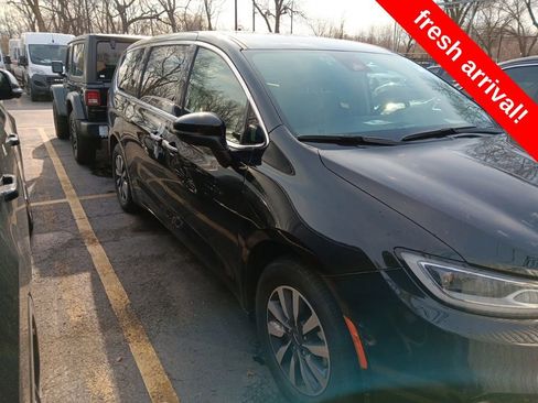 Used 2023 Chrysler Pacifica Touring-L image 2