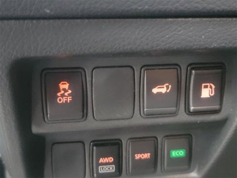 Used 2018 Nissan Rogue SV image 27