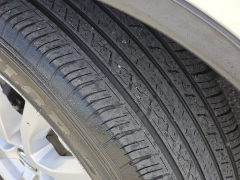 Used 2018 Nissan Rogue SV FWD image 4