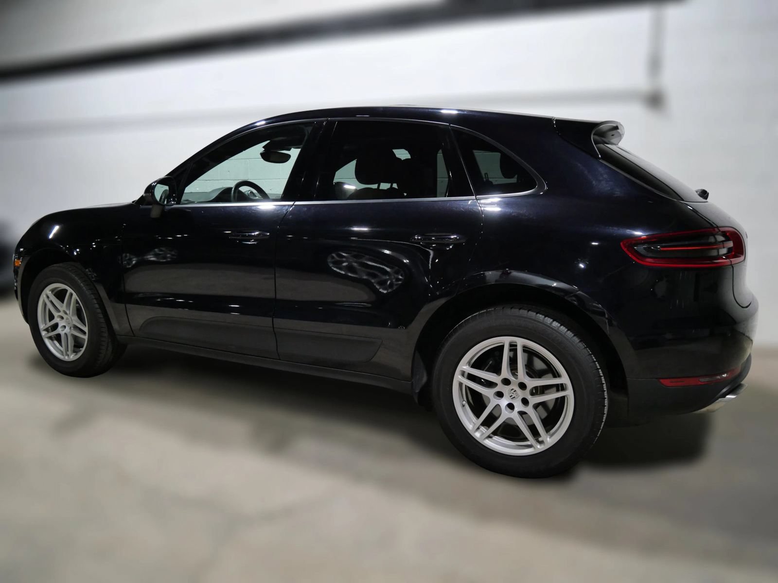 Used 2018 Porsche Macan w/ Premium Package Plus AWD/4WD image 4