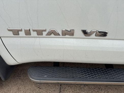 Used 2018 Nissan Titan SV image 12