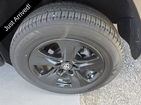 Used 2021 Toyota RAV4 XLE w/ Convenience Package FWD image 33
