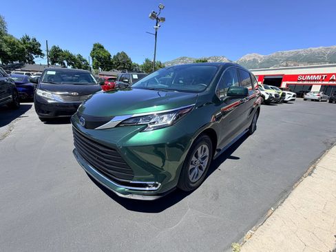 Used 2024 Toyota Sienna XLE w/ XLE Plus Package AWD/4WD image 8