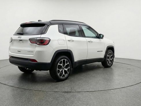 Used 2025 Jeep Compass Limited image 9