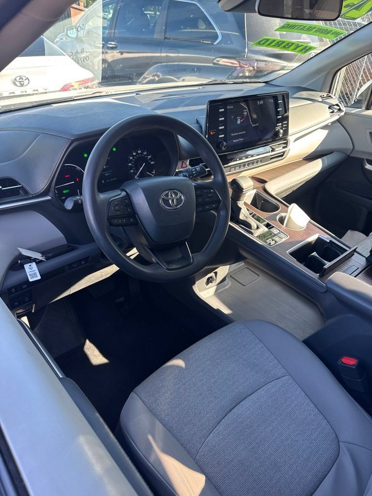 Used 2023 Toyota Sienna LE FWD image 2