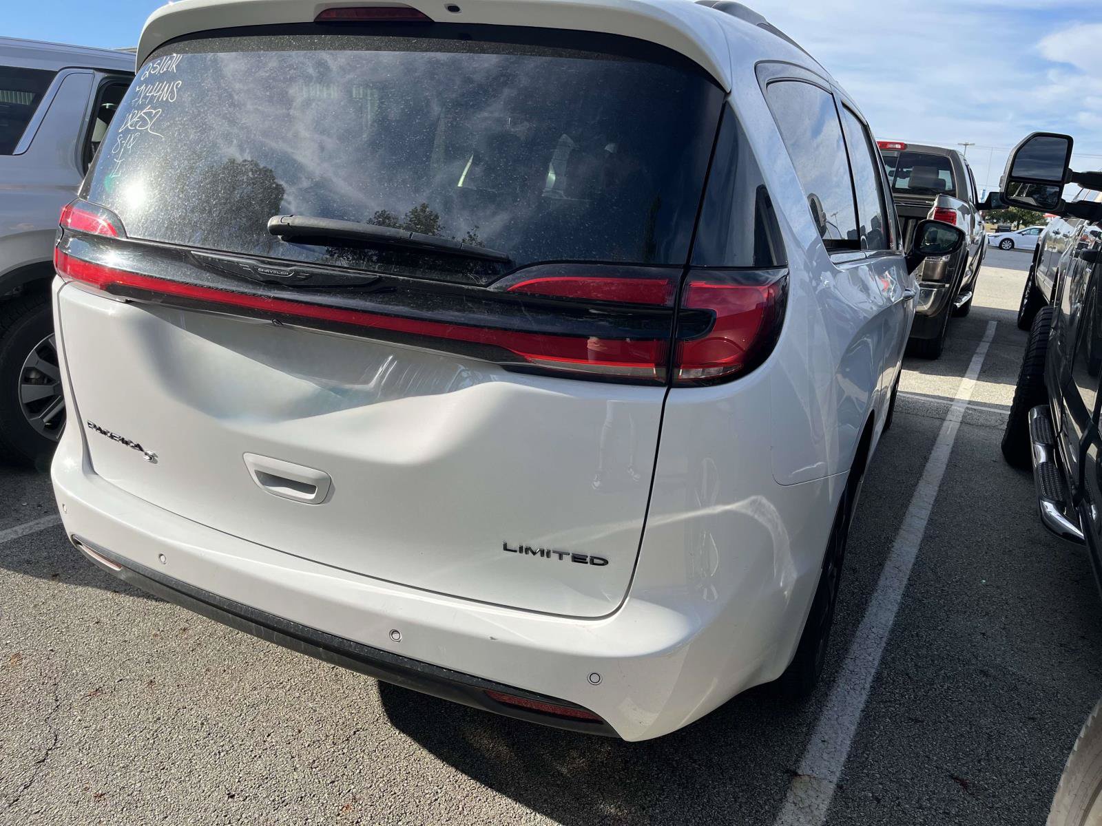 Used 2025 Chrysler Pacifica Limited FWD image 3
