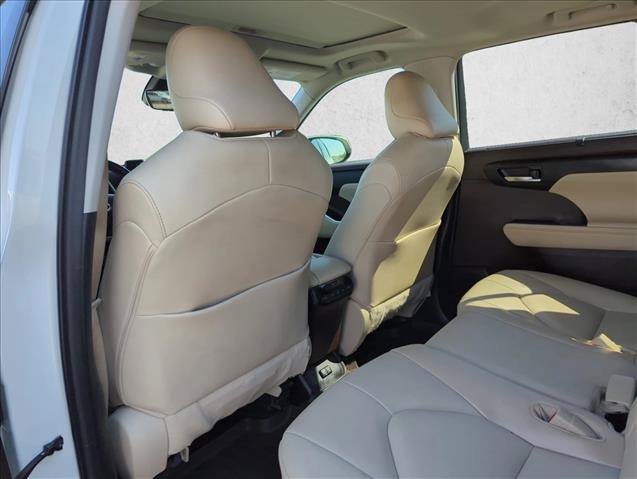 Used 2021 Toyota Highlander XLE FWD image 13