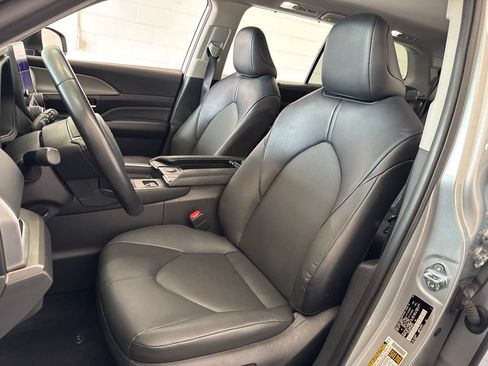 Used 2025 Toyota Grand Highlander AWD image 16