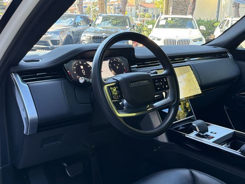 Used 2024 Land Rover Range Rover SE AWD/4WD image 4