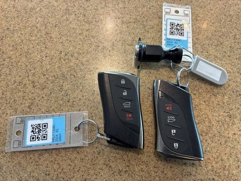 Used 2024 Lexus ES 350 w/ Premium Package image 32