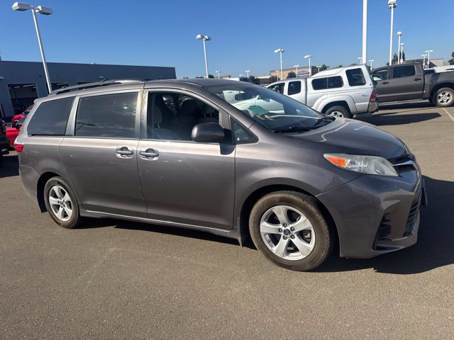 Used 2018 Toyota Sienna LE w/ Carpet Mat Package FWD image 4