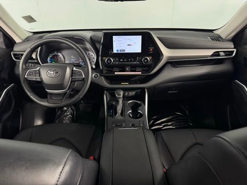 Used 2025 Toyota Highlander XLE image 27