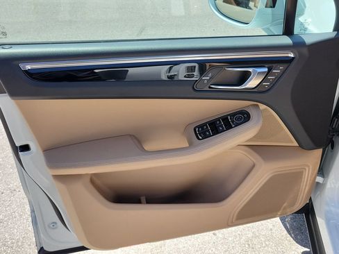 Certified 2025 Porsche Macan AWD/4WD image 24