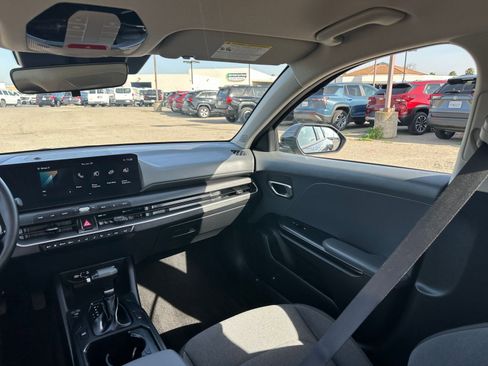 Used 2025 Kia K4 LXS image 38