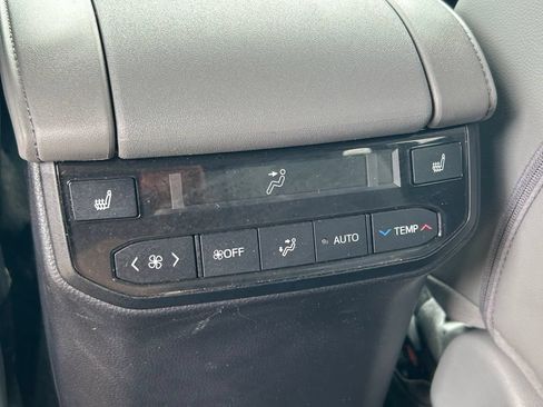 Used 2023 Toyota Highlander Platinum FWD image 25