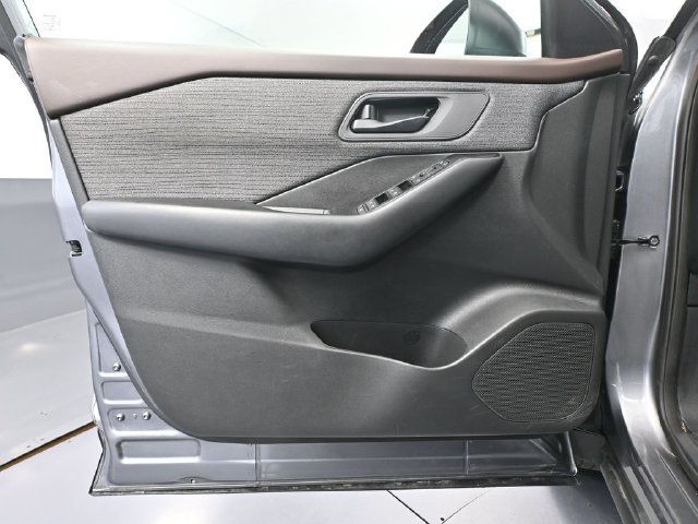 Used 2023 Nissan Rogue S AWD/4WD image 13