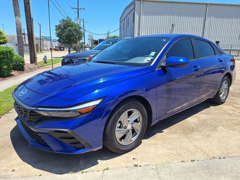 Used 2024 Hyundai Elantra SE FWD image 3