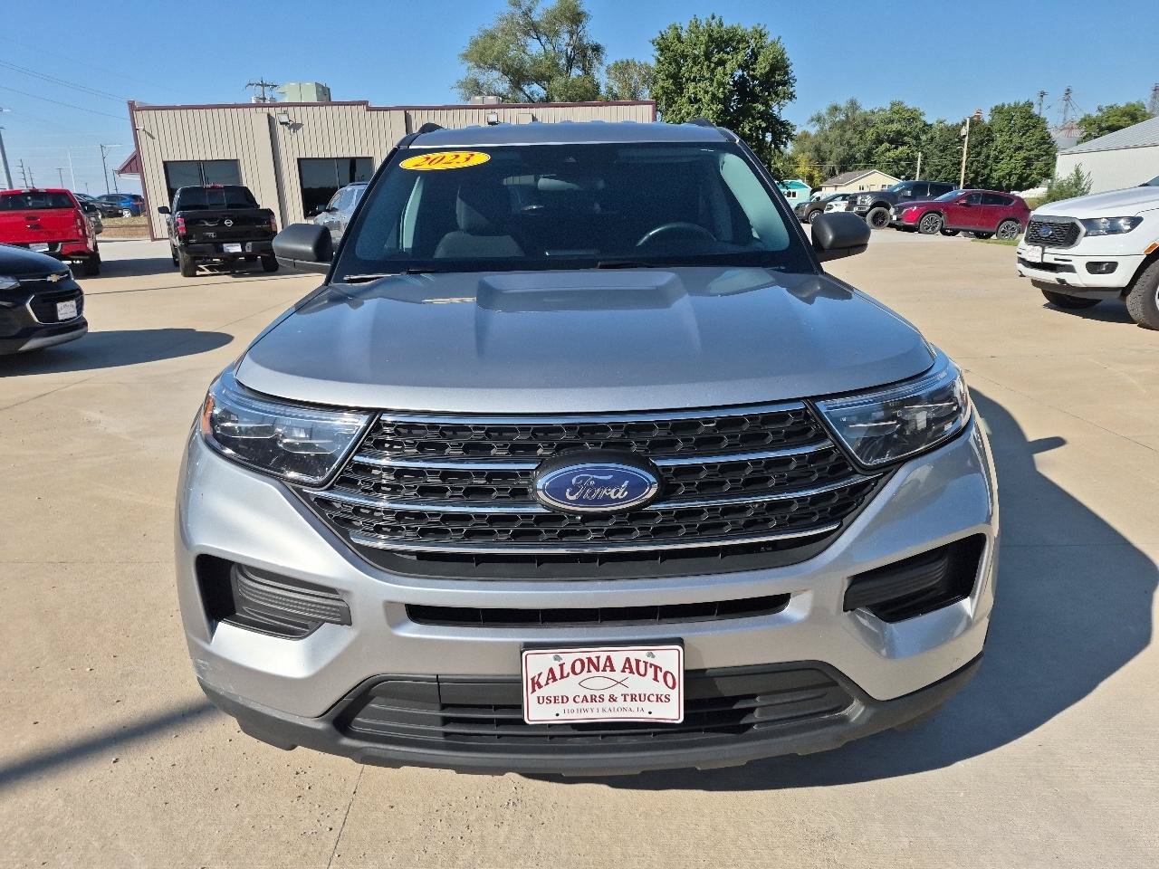 Used 2023 Ford Explorer XLT AWD/4WD image 3