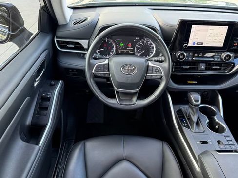 Used 2023 Toyota Highlander XLE FWD image 23