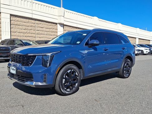 Used 2025 Kia Sorento S image 1
