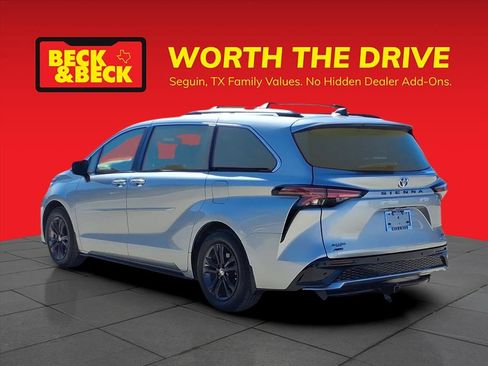 Used 2024 Toyota Sienna XLE Woodland Edition image 7