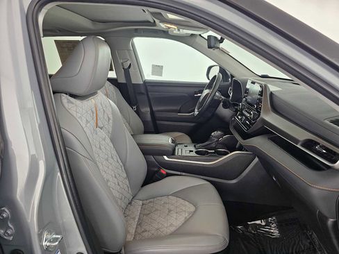 Used 2022 Toyota Highlander Bronze Edition image 10