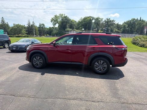 Used 2022 Nissan Pathfinder SV AWD/4WD image 32