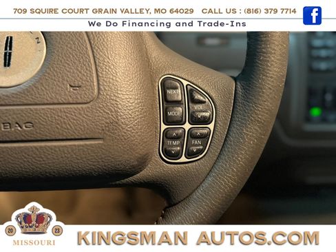 Used 2004 Lincoln Town Car Ultimate RWD image 17