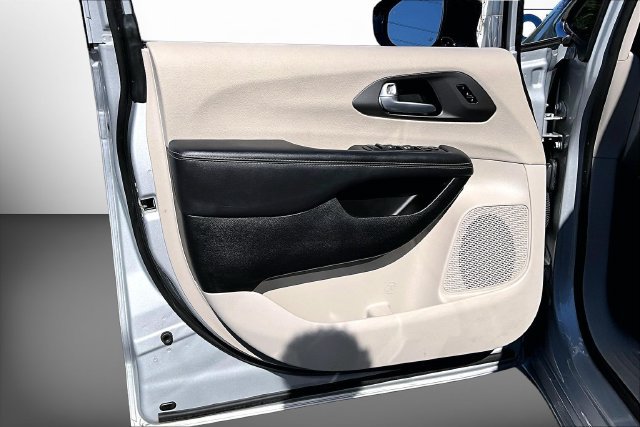 Used 2024 Chrysler Pacifica Touring-L FWD image 20