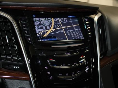Used 2019 Cadillac Escalade Luxury AWD/4WD image 18