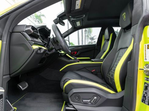 Used 2025 Lamborghini Urus SE AWD/4WD image 17