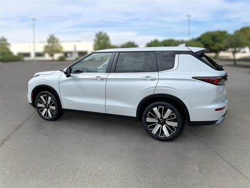 New 2025 Mitsubishi Outlander SE image 5