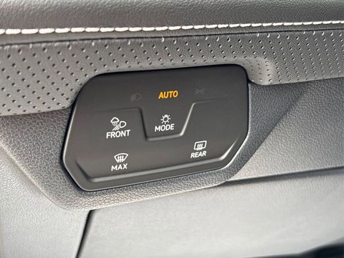 Used 2025 Volkswagen Atlas Cross Sport SE image 39