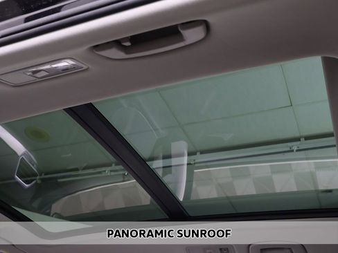 Certified 2024 Volkswagen Tiguan SE w/ Panoramic Sunroof Package AWD/4WD image 3