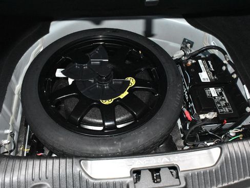 Used 2017 Jaguar XJ R RWD image 32