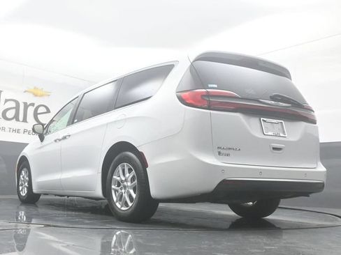 Used 2023 Chrysler Pacifica Touring-L FWD image 5